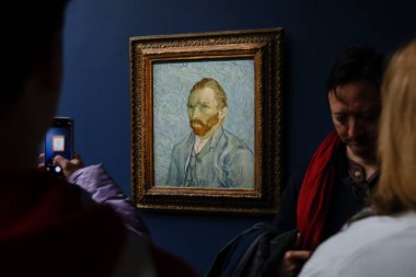 Ziyaretçiler, 30 Mart 2024 'te Paris, Fransa' daki Orsay Müzesi 'ndeki sanatçıların resimlerine bakıyorlar.