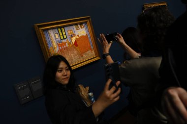 Ziyaretçiler, 30 Mart 2024 'te Paris, Fransa' daki Orsay Müzesi 'ndeki sanatçıların resimlerine bakıyorlar.