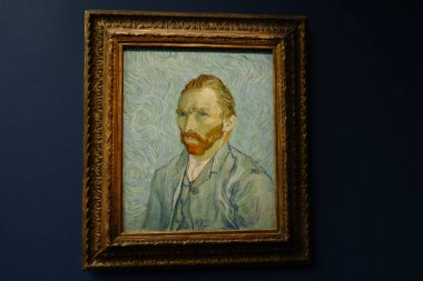 Ziyaretçiler, 30 Mart 2024 'te Paris, Fransa' daki Orsay Müzesi 'ndeki sanatçıların resimlerine bakıyorlar.