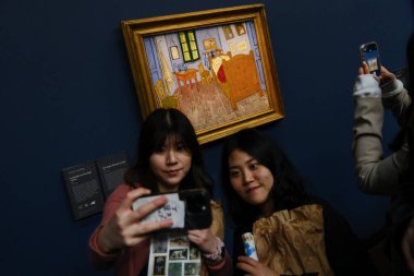 Ziyaretçiler, 30 Mart 2024 'te Paris, Fransa' daki Orsay Müzesi 'ndeki sanatçıların resimlerine bakıyorlar.