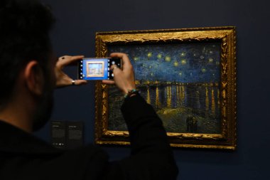 Ziyaretçiler, 30 Mart 2024 'te Paris, Fransa' daki Orsay Müzesi 'ndeki sanatçıların resimlerine bakıyorlar.