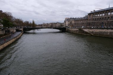 30 Mart 2024 'te Paris, Fransa' daki Seine nehrinin manzarası.