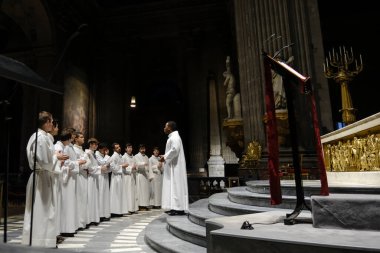 Koro Çocukları, 29 Mart 2024 'te Fransa' nın başkenti Paris 'teki Katolik kilisesinde görüldü..