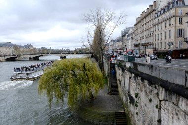 30 Mart 2024 'te Paris, Fransa' daki Seine nehrinin manzarası.