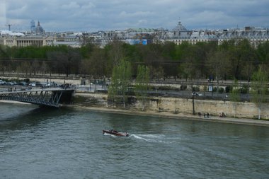 30 Mart 2024 'te Paris, Fransa' daki Seine nehrinin manzarası.