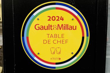  Gault ve Millau logosu, Fransa 'nın merkezindeki Paris' te 31 Mart 2024 tarihli etkili Fransız restoran eleştirileri kitabının etiket numarası 2024..