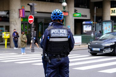 31 Mart 2024 'te Fransa' nın orta kesimindeki Belediye Polis Devriyesi.