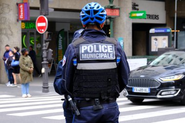 31 Mart 2024 'te Fransa' nın orta kesimindeki Belediye Polis Devriyesi.