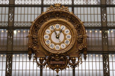 30 Mart 2024 'te Paris, Fransa' daki müzede büyük bir saatin görüntüsü.