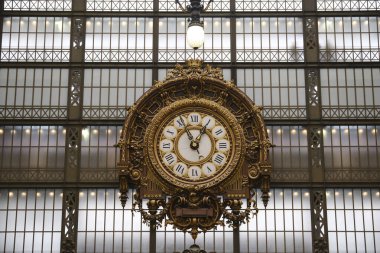 30 Mart 2024 'te Paris, Fransa' daki müzede büyük bir saatin görüntüsü.