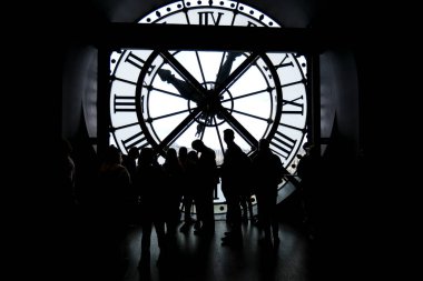 30 Mart 2024 'te Paris, Fransa' daki müzede büyük bir saatin görüntüsü.