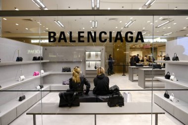 Paris, Fransa 'daki BALENCIAGA mağazasının dış görünümü, 31 Mart 2024.