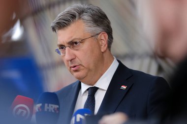 Hırvatistan Başbakanı Andrej Plenkoviç 18 Nisan 2024 'te Brüksel, Belçika' da düzenlenen gayrı resmi Avrupa Birliği liderleri zirvesinde basına konuştu.