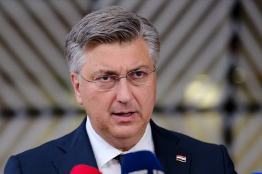 Hırvatistan Başbakanı Andrej Plenkoviç 18 Nisan 2024 'te Brüksel, Belçika' da düzenlenen gayrı resmi Avrupa Birliği liderleri zirvesinde basına konuştu.