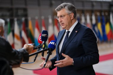 Hırvatistan Başbakanı Andrej Plenkoviç 18 Nisan 2024 'te Brüksel, Belçika' da düzenlenen gayrı resmi Avrupa Birliği liderleri zirvesinde basına konuştu.