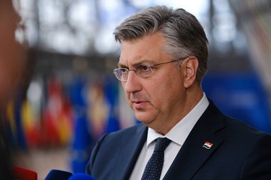 Hırvatistan Başbakanı Andrej Plenkoviç 18 Nisan 2024 'te Brüksel, Belçika' da düzenlenen gayrı resmi Avrupa Birliği liderleri zirvesinde basına konuştu.