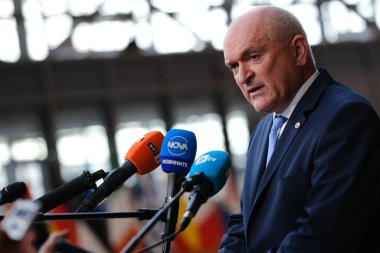 Bulgaristan Başbakanı Dimitar Glavchev 18 Nisan 2024 'te Brüksel, Belçika' da düzenlenen gayrı resmi Avrupa Birliği liderleri zirvesinde basına konuştu.