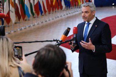 Avusturya Federal Başbakanı Karl Nehammer18 Nisan 2024 'te Brüksel, Belçika' da düzenlenen gayrı resmi Avrupa Birliği liderleri zirvesinde basına konuştu.