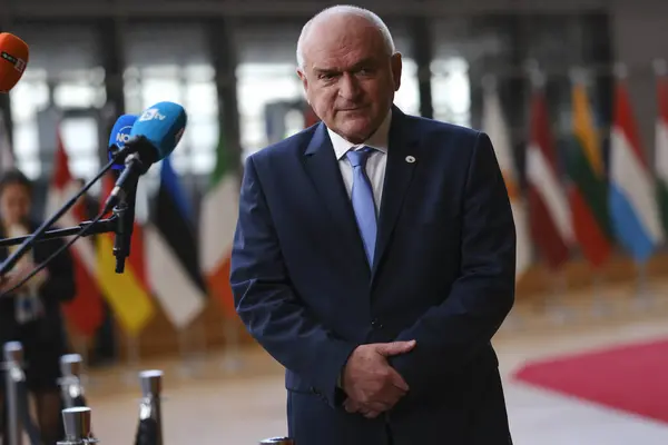 Der Geschäftsführende Bulgarische Ministerpräsident Dimitar Glawtschew Spricht Vor Den Medien Stockfoto