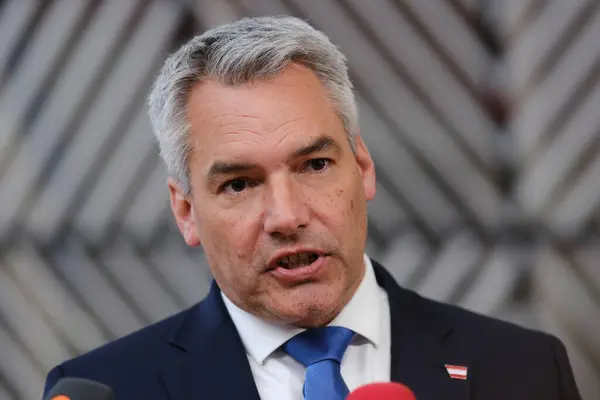 Österrikes Förbundskansler Karl Nehammertalar Till Medierna Vid Europeiska Unionens Informella Stockbild