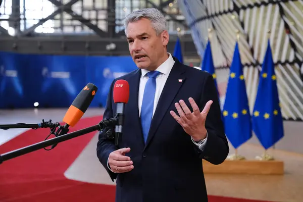 Österrikes Förbundskansler Karl Nehammertalar Till Medierna Vid Europeiska Unionens Informella Royaltyfria Stockbilder