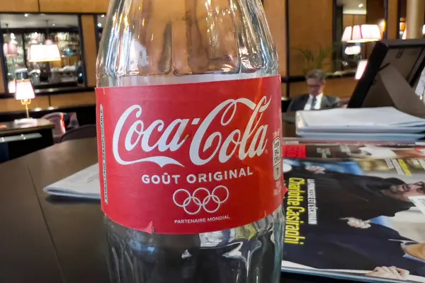 Pullo Coca Colaa Baarissa Pariisi Ranska Maaliskuuta 2024 — kuvapankkivalokuva