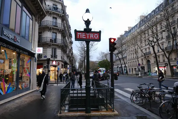 Ulkonäköala Metroasemalle Pariisin Keskustassa Ranska Maaliskuuta 2024 — kuvapankkivalokuva