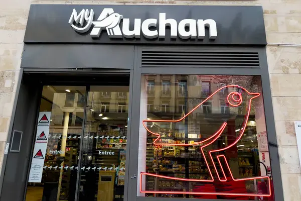 Ulkopuolella Näkymä Auchan Kaupallinen Myymälä Pariisissa Ranska Maaliskuuta 2024 — kuvapankkivalokuva