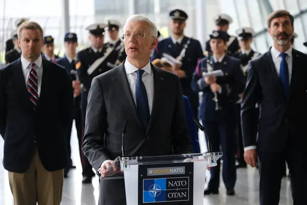 Ulkoministeri Krisjanis Karins Puhuu Tiedotusvälineille Naton Ulkoministerikokouksen Alla Naton Päämajassa — kuvapankkivalokuva