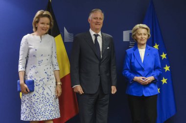 Kraliçe Mathilde, Belçika Kralı Philippe ve AB Komisyonu Başkanı Ursula Von der Leyen, 15 Mayıs 2024 'te Brüksel, Belçika' daki kraliyet ziyaretinin başlangıcında fotoğraf için poz verdiler..