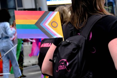 Belçika 'nın başkenti Brüksel' de 18 Mayıs 2024 'te lezbiyen, eşcinsel, biseksüel ve transseksüel insanların bir tezahürü olan Belçika Gururu için insanlar toplandı..