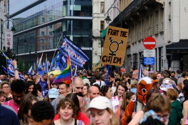 Belçika 'nın başkenti Brüksel' de 18 Mayıs 2024 'te lezbiyen, eşcinsel, biseksüel ve transseksüel insanların bir tezahürü olan Belçika Gururu için insanlar toplandı..