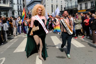 Belçika 'nın başkenti Brüksel' de 18 Mayıs 2024 'te lezbiyen, eşcinsel, biseksüel ve transseksüel insanların bir tezahürü olan Belçika Gururu için insanlar toplandı..