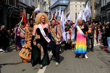 Belçika 'nın başkenti Brüksel' de 18 Mayıs 2024 'te lezbiyen, eşcinsel, biseksüel ve transseksüel insanların bir tezahürü olan Belçika Gururu için insanlar toplandı..
