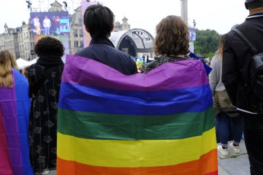 Belçika 'nın başkenti Brüksel' de 18 Mayıs 2024 'te lezbiyen, eşcinsel, biseksüel ve transseksüel insanların bir tezahürü olan Belçika Gururu için insanlar toplandı..