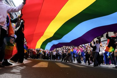 Belçika 'nın başkenti Brüksel' de 18 Mayıs 2024 'te lezbiyen, eşcinsel, biseksüel ve transseksüel eğilimli insanların bir tezahürü olan 