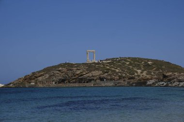 Yunanistan 'ın Naxos Adası' ndaki Delian Apollo antik tapınağının yıkıntıları önünde 3 Mayıs 2024 'te insanlar yürüyor.