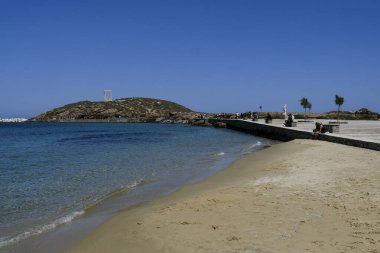 Yunanistan 'ın Naxos Adası' ndaki Delian Apollo antik tapınağının yıkıntıları önünde 3 Mayıs 2024 'te insanlar yürüyor.