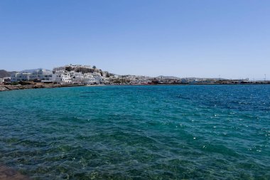 Yunanistan 'da 3 Mayıs 2024 tarihinde tipik beyaz ve mavi binalı Chora of Naxos' un genel görünümü.