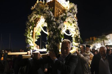 3 Mayıs 2024 'te Yunanistan' ın Naxos kentinde düzenlenen Kutsal Cuma günü öğleden sonra Epitaph Litany 'de Ortodoks Hıristiyan ibadethaneleri yer alıyor..