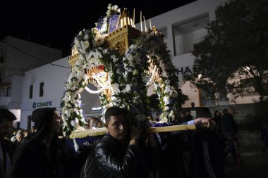3 Mayıs 2024 'te Yunanistan' ın Naxos kentinde düzenlenen Kutsal Cuma günü öğleden sonra Epitaph Litany 'de Ortodoks Hıristiyan ibadethaneleri yer alıyor..