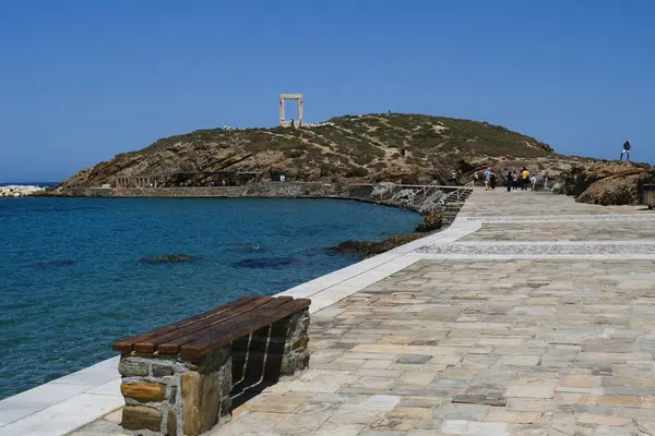 Yunanistan 'ın Naxos Adası' ndaki Delian Apollo antik tapınağının yıkıntıları önünde 3 Mayıs 2024 'te insanlar yürüyor.