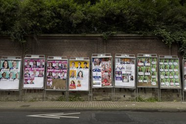 Belçika 'nın Brüksel kentinde 30 Mayıs 2024' te yapılacak federal ve Avrupa seçimleri için seçim kampanyası posterleri.