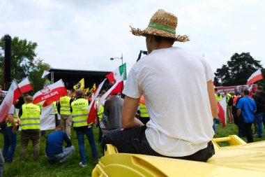 Avrupalı çiftçiler 4 Haziran 2024 'te Brüksel, Belçika' da yapılacak Avrupa Parlamentosu seçimleri öncesinde gösterilere katıldılar.