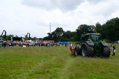 Avrupalı çiftçiler 4 Haziran 2024 'te Brüksel, Belçika' da yapılacak Avrupa Parlamentosu seçimleri öncesinde gösterilere katıldılar.