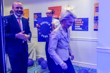 EPP Başkanı Manfred Weber ve Avrupa Komisyonu Başkanı ve EPP adayı Ursula von der Leyen, 9 Haziran 2024 'te Brüksel, Belçika' da yapılan Avrupa Parlamentosu seçimleri sonrasında bir konuşma yaptılar..