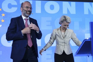 EPP Başkanı Manfred Weber ve Avrupa Komisyonu Başkanı ve EPP adayı Ursula von der Leyen, 9 Haziran 2024 'te Brüksel, Belçika' da yapılan Avrupa Parlamentosu seçimleri sonrasında bir konuşma yaptılar..