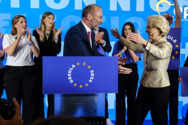EPP Başkanı Manfred Weber ve Avrupa Komisyonu Başkanı ve EPP adayı Ursula von der Leyen, 9 Haziran 2024 'te Brüksel, Belçika' da yapılan Avrupa Parlamentosu seçimleri sonrasında bir konuşma yaptılar..