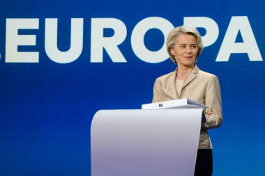 Avrupa Komisyonu Başkanı ve EPP adayı Ursula von der Leyen, 9 Haziran 2024 Avrupa Parlamentosu seçimleri kapsamında Brüksel 'deki Avrupa Parlamentosu' nda düzenlenen bir gece etkinliğinde basına konuştu..