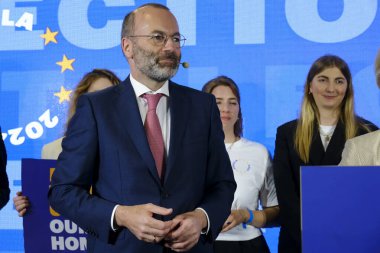 EPP Başkanı Manfred Weber ve Avrupa Komisyonu Başkanı ve EPP adayı Ursula von der Leyen, 9 Haziran 2024 'te Brüksel, Belçika' da yapılan Avrupa Parlamentosu seçimleri sonrasında bir konuşma yaptılar..